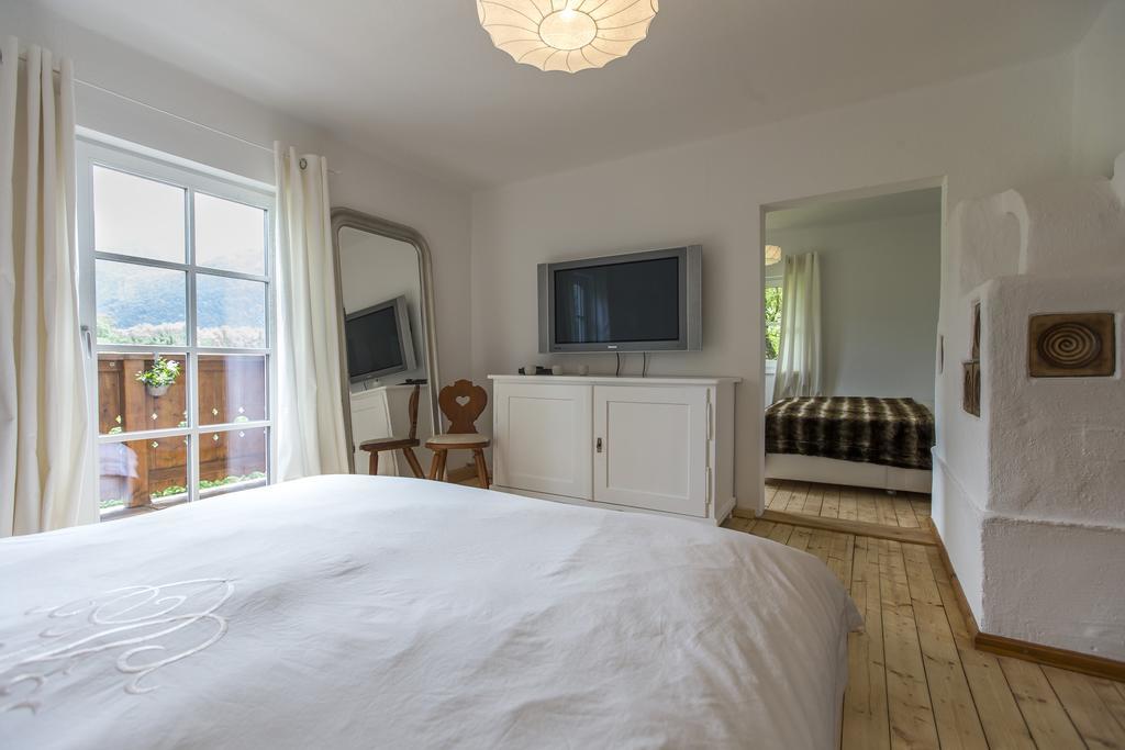 Forest Chalet, 15 Min To Salzburg Olt Town, And Most Beautiful Lakes, Secluded Location, 1,000 Sqm Garden, Mountainview, Panorama Sauna, Bath Whirlpool, Bbq&Bikes&Sunbeds For Free, Up To 10 P Golling an der Salzach Ruang foto