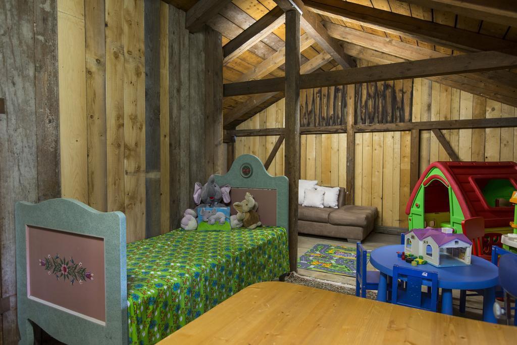 Forest Chalet, 15 Min To Salzburg Olt Town, And Most Beautiful Lakes, Secluded Location, 1,000 Sqm Garden, Mountainview, Panorama Sauna, Bath Whirlpool, Bbq&Bikes&Sunbeds For Free, Up To 10 P Golling an der Salzach Ruang foto