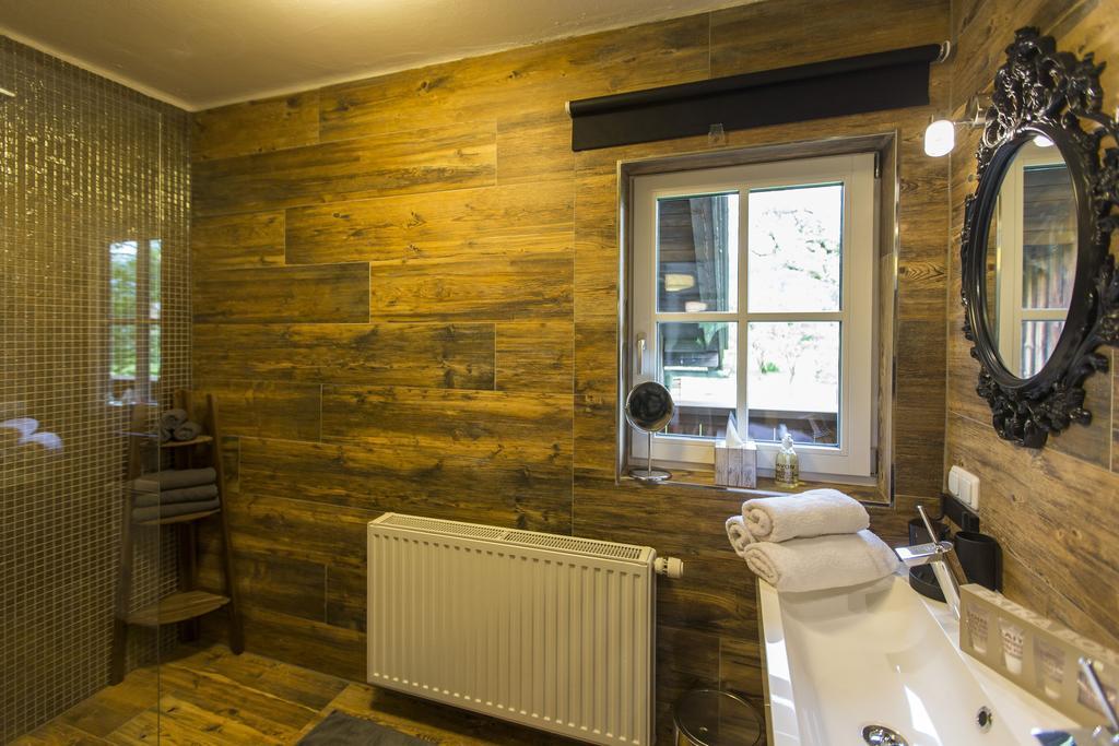 Forest Chalet, 15 Min To Salzburg Olt Town, And Most Beautiful Lakes, Secluded Location, 1,000 Sqm Garden, Mountainview, Panorama Sauna, Bath Whirlpool, Bbq&Bikes&Sunbeds For Free, Up To 10 P Golling an der Salzach Ruang foto