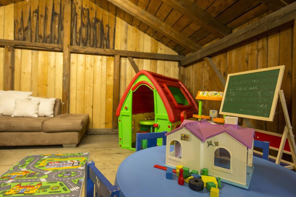 Forest Chalet, 15 Min To Salzburg Olt Town, And Most Beautiful Lakes, Secluded Location, 1,000 Sqm Garden, Mountainview, Panorama Sauna, Bath Whirlpool, Bbq&Bikes&Sunbeds For Free, Up To 10 P Golling an der Salzach Ruang foto
