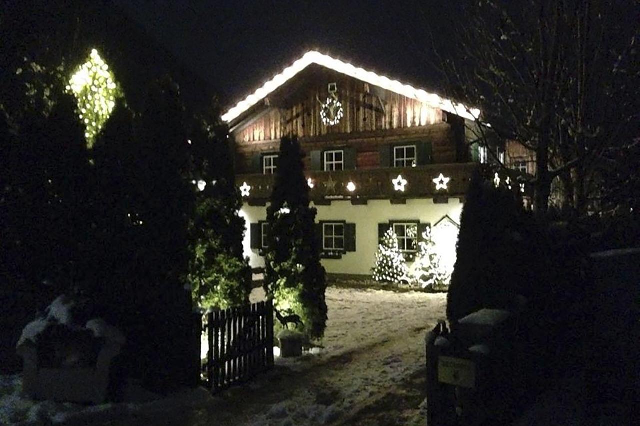 Forest Chalet, 15 Min To Salzburg Olt Town, And Most Beautiful Lakes, Secluded Location, 1,000 Sqm Garden, Mountainview, Panorama Sauna, Bath Whirlpool, Bbq&Bikes&Sunbeds For Free, Up To 10 P Golling an der Salzach Bagian luar foto